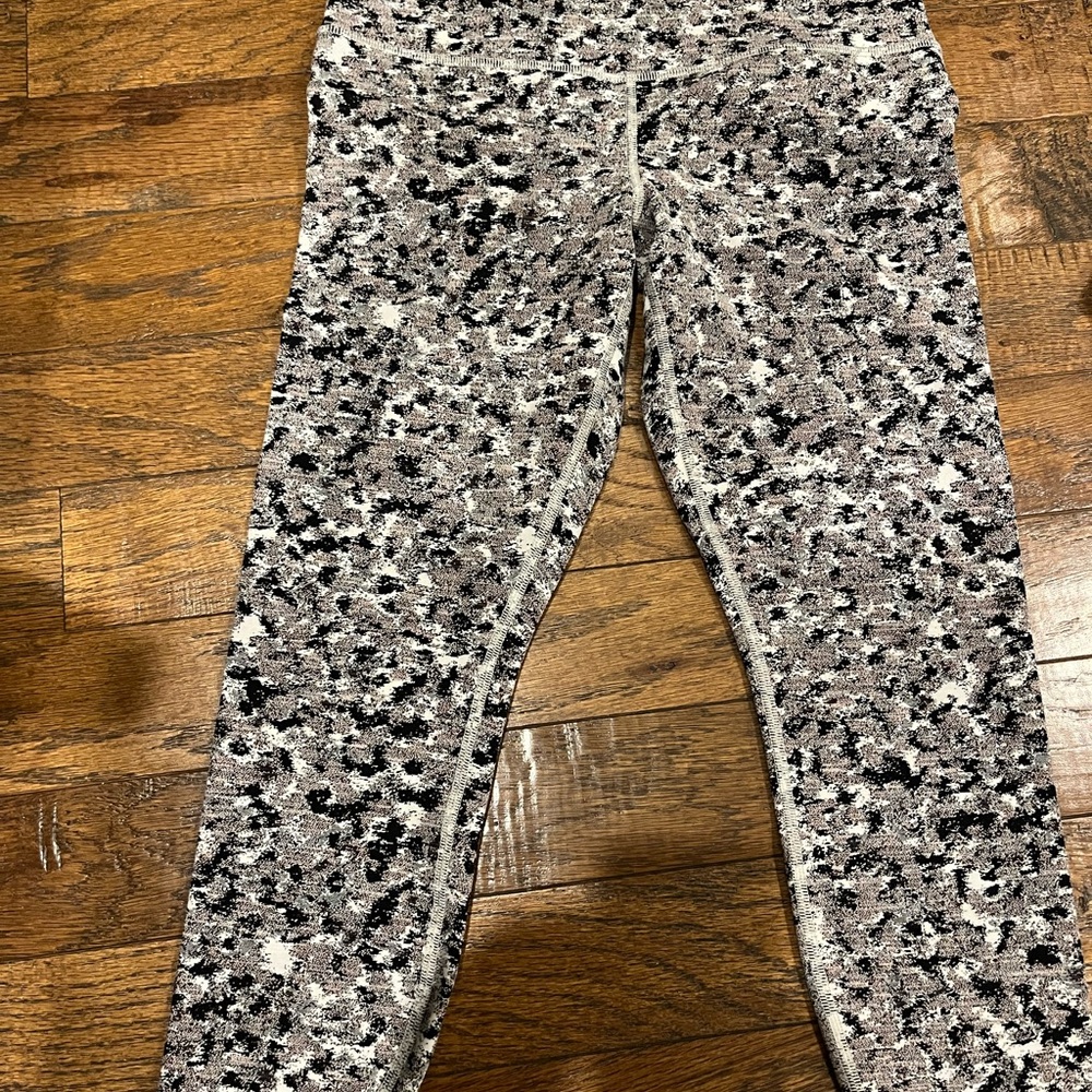Athleta women’s black tan and white pattern leggings.